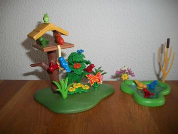 Vogelhuisje met vogels en drinkplaats beschikbaar voor biedingen