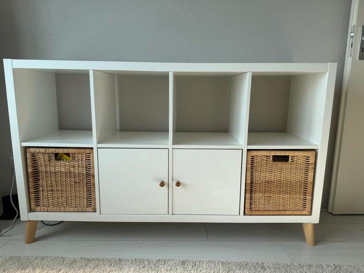 Kallax ikeakast met mandjes en houtenpoten, Huis en Inrichting, Kasten | Dressoirs, Zo goed als nieuw, 100 tot 150 cm, 25 tot 50 cm