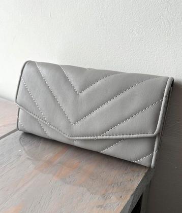 Nieuwe leuke grijze portemonnee beschikbaar voor biedingen