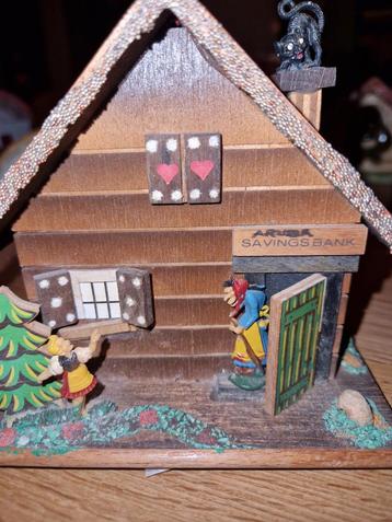 Houten Spaarbank Huisje met Figuren beschikbaar voor biedingen