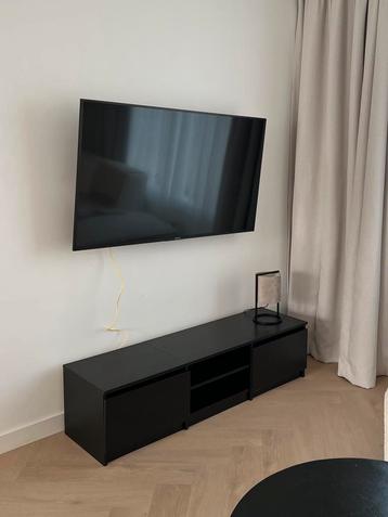 Strakke zwarte tv-meubel tv-kast 140 cm breed in goede staat beschikbaar voor biedingen
