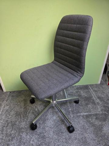 Grijze bureau stoel  beschikbaar voor biedingen