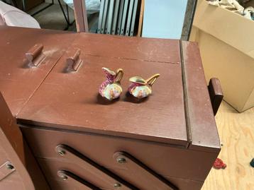 Twee Limoges Miniatuur Kannetjes beschikbaar voor biedingen