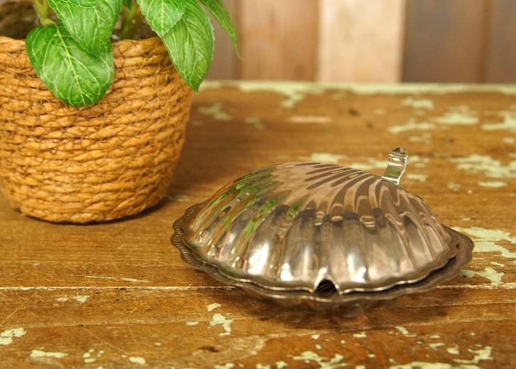 Zilverkleurige brocante metalen schelpvormige botervloot, Antiek en Kunst, Curiosa en Brocante, Ophalen of Verzenden