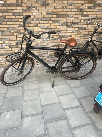 Zwarte fiets te koop beschikbaar voor biedingen