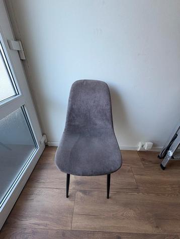 4 Eetkamerstoelen beschikbaar voor biedingen