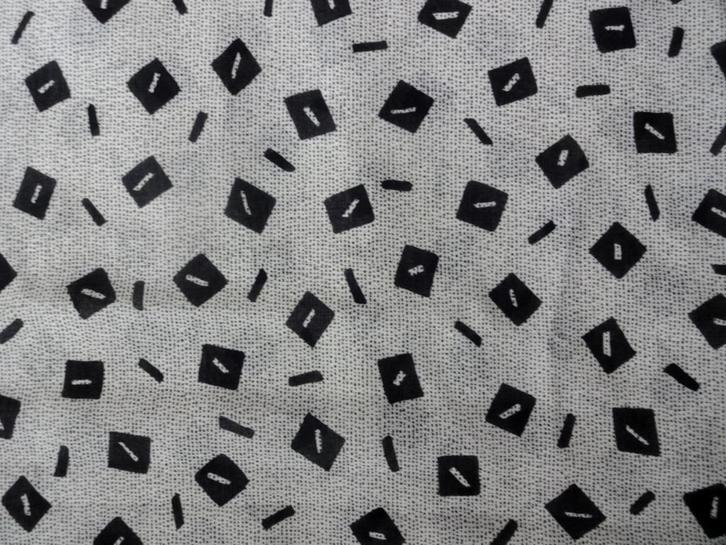 Wit kleine zwarte stipjes & blokjes & streepjes lap 145x325, Hobby en Vrije tijd, Stoffen en Lappen, Zo goed als nieuw, Polyester