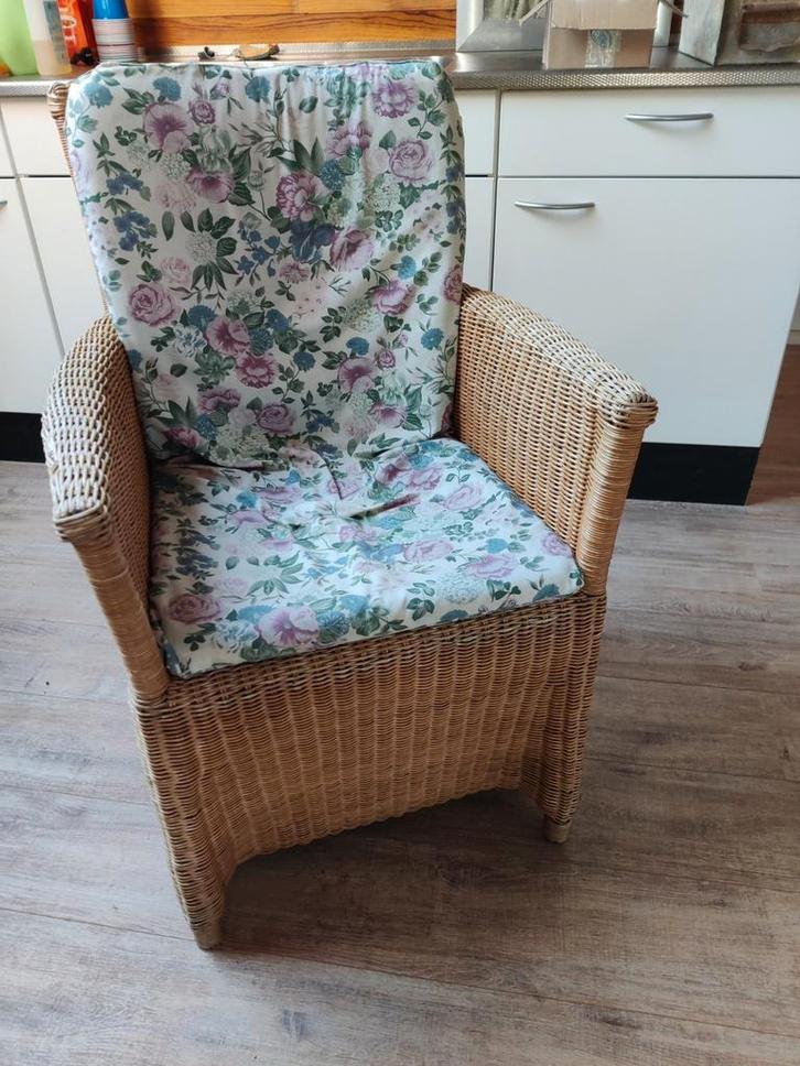 Rotan stoel met comfortabele zitting, Huis en Inrichting, Stoelen, Gebruikt, Eén, Riet of Rotan, Bruin, Ophalen