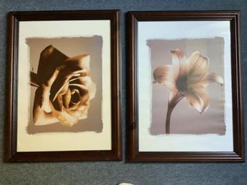 2 grote donkerbruin houten lijsten beschikbaar voor biedingen