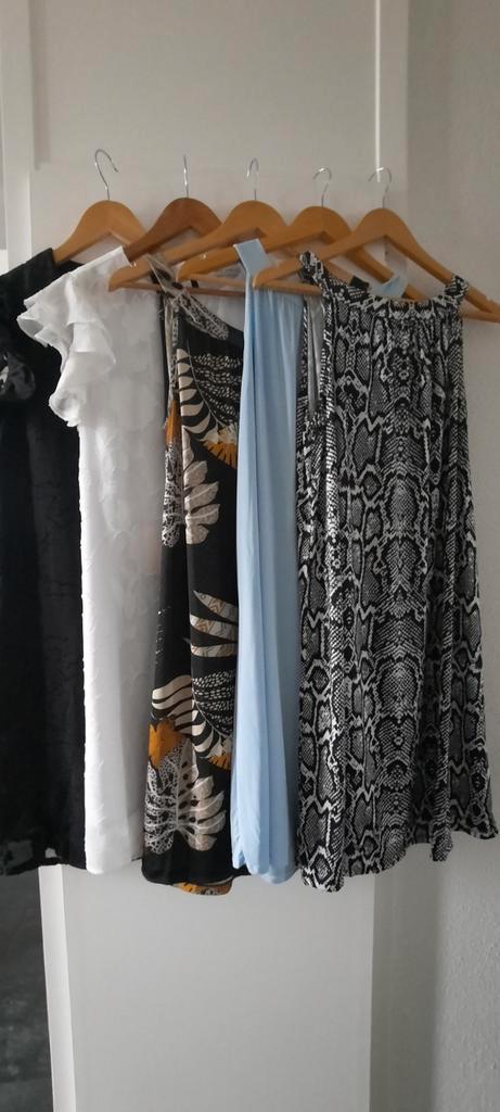 Kledingpakket 3 zomerjurkjes, zwart,wit en lichtblauw mt M, Kleding | Dames, Dames-kledingpakketten, Zo goed als nieuw, Maat 38/40 (M)