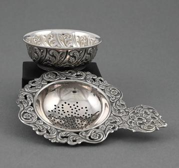verzilverd theezeef en lekbakje, Georg Nilsson, uit 1925 beschikbaar voor biedingen