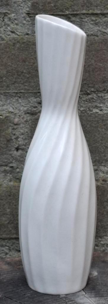 Vaas. K.R.O. GOEDEWAGEN.  GOUDA. 'White Lady' Bone C., Huis en Inrichting, Woonaccessoires | Vazen, Zo goed als nieuw, Wit, Minder dan 50 cm