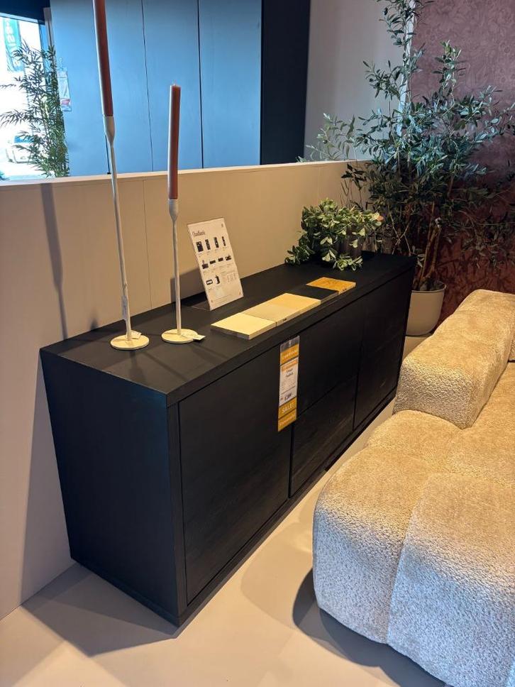 Saalbach dressoir, Huis en Inrichting, Kasten | Dressoirs, Zo goed als nieuw, 150 tot 200 cm, 25 tot 50 cm, Met deur(en), Met plank(en)