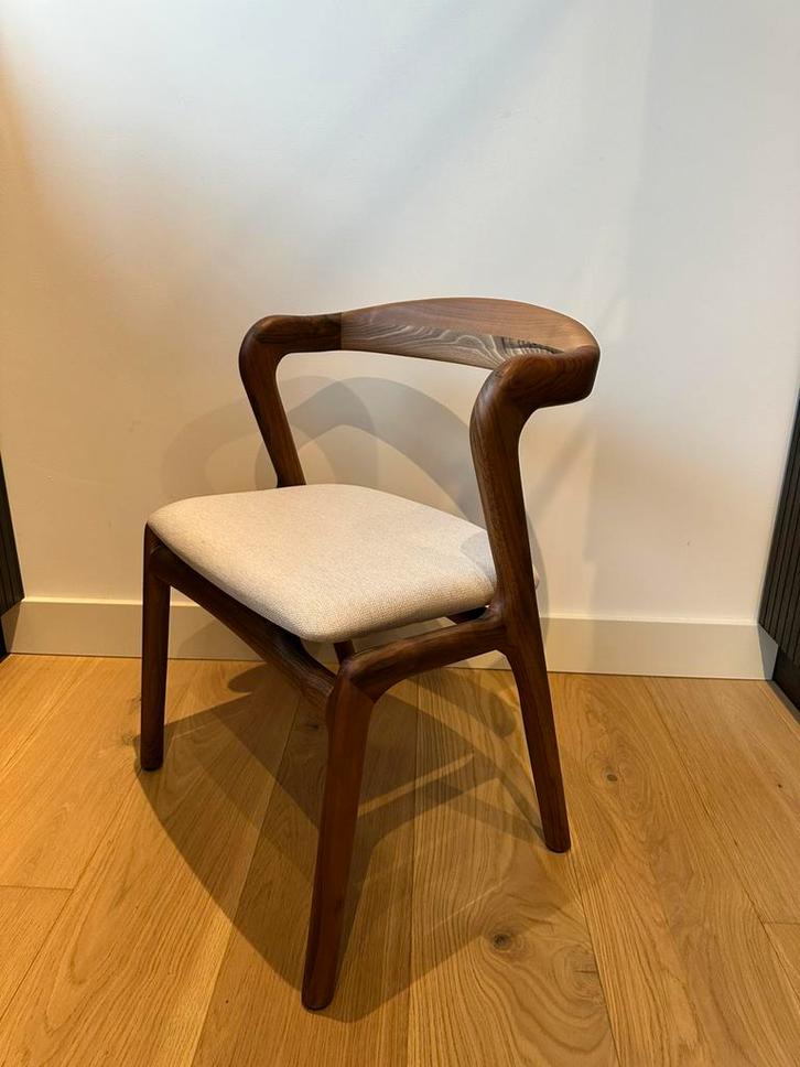 2 stuks eettafel stoelen massief walnoot hout handgemaakt, Huis en Inrichting, Stoelen, Zo goed als nieuw, Twee, Hout, Bruin, Ophalen