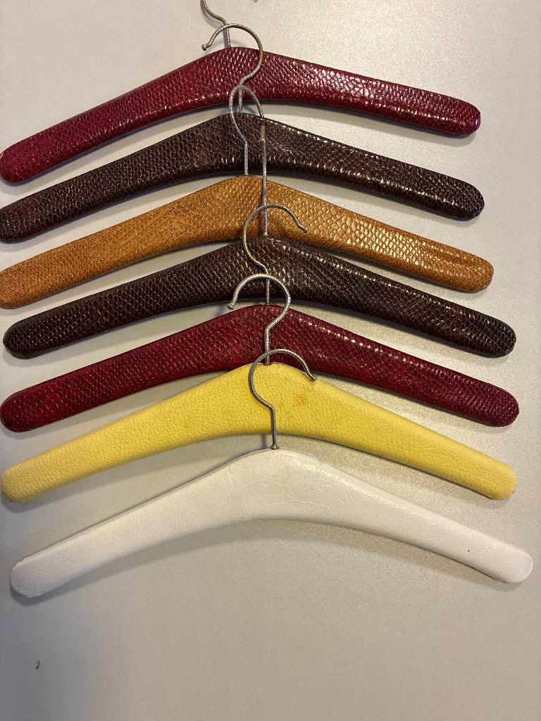 Kleerhangers retro leer  27 stuks met nagels, Kleding | Dames, Ophalen, Gebruikt, Overige materialen, Kinderen en Volwassenen