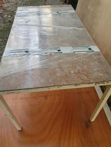 Retro Marmer Tafeltje beschikbaar voor biedingen