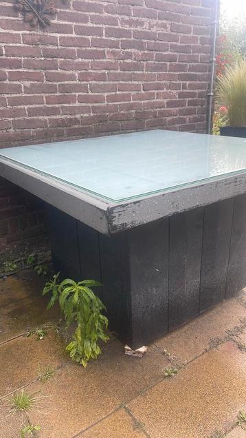 Stoere vierkante steigerhouten tuintafel met glazen blad. beschikbaar voor biedingen