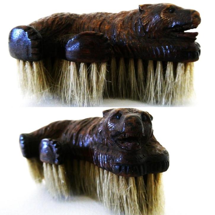 Black Forest kledingborstel beer met glazen ogen Zwarte Woud, Antiek en Kunst, Kunst | Beelden en Houtsnijwerken, Ophalen of Verzenden