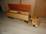 twee grote houten vracht auto s ne lot kleine auto,s, Hobby en Vrije tijd, Modelauto's | Overige schalen, Ophalen