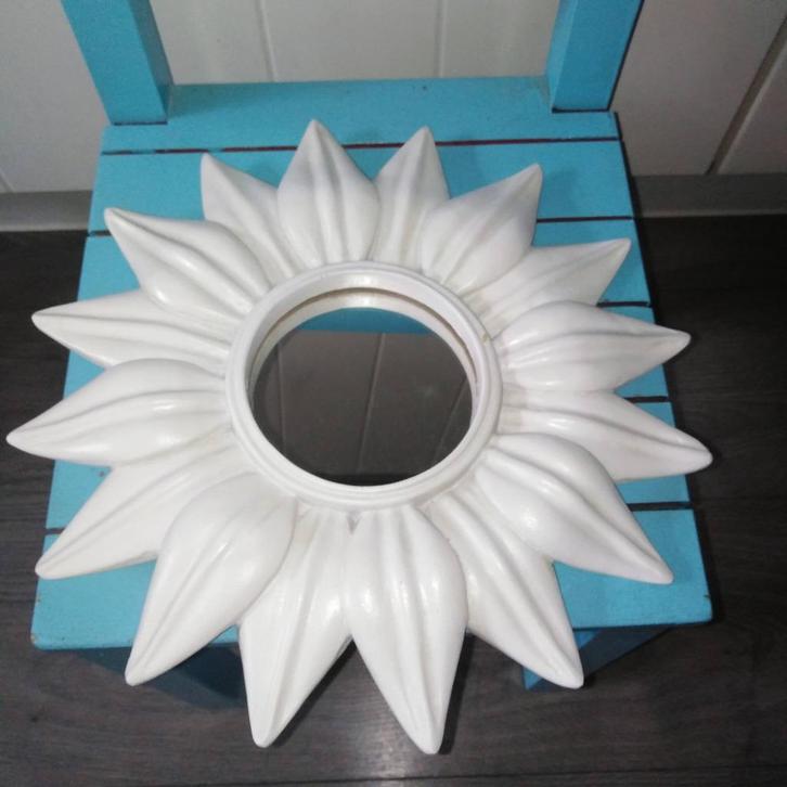 Bloemvormige spiegel van hout, Huis en Inrichting, Woonaccessoires | Spiegels, Gebruikt, Minder dan 50 cm, Minder dan 100 cm, Overige vormen