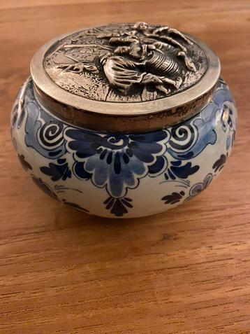 Vintage Delfts blauwe, porseleinen sierpot met deksel beschikbaar voor biedingen