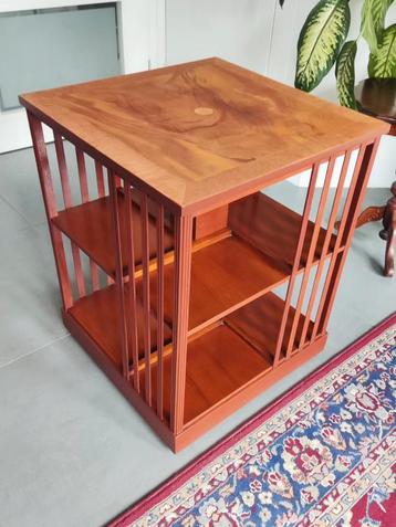 Klassieke boekenmolen beschikbaar voor biedingen