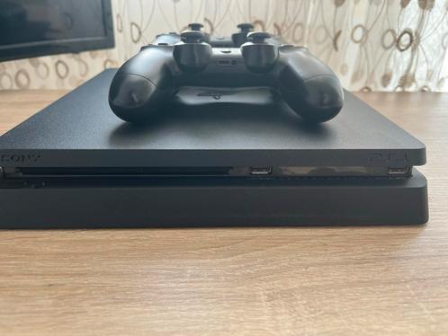 PS4 Slim met 2 Controllers + 4 Games, Spelcomputers en Games, Spelcomputers | Sony PlayStation 4, Gebruikt, Slim, 500 GB, Met 2 controllers