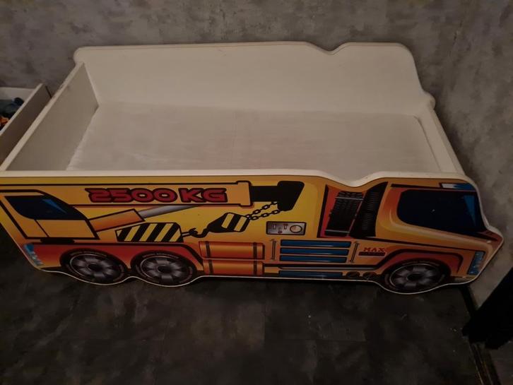 Leuk Peuterbed in Vorm van een Vrachtwagen en kraan, Kinderen en Baby's, Kinderkamer | Commodes en Kasten, Gebruikt, 105 cm of meer