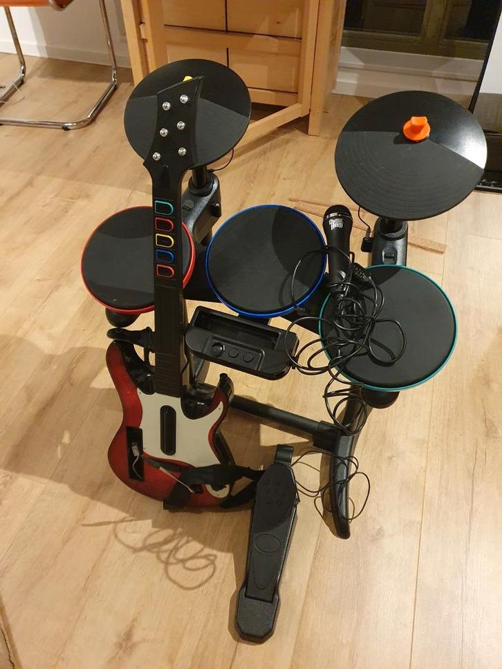 Guitar Hero 5 Wii Drumstel & Gitaar set - Defect, Spelcomputers en Games, Games | Nintendo Wii, Niet werkend, Muziek, Ophalen