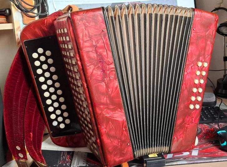 Harmonica, Muziek en Instrumenten, Accordeons, Gebruikt, Knopaccordeon, Overige formaten, Overige merken, Met riemen, Ophalen