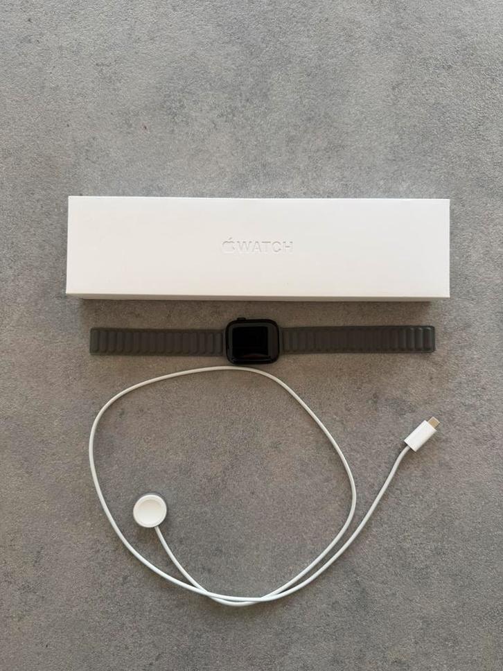 Apple Watch Series 7 – 45mm Midnight Aluminium (GPS), Sieraden, Tassen en Uiterlijk, Smartwatches, Gebruikt, iOS, Zwart, Afstand