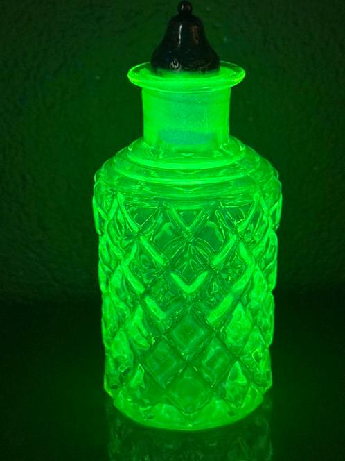 Uranium glas met Zilveren dop, Antiek en Kunst, Antiek | Glas en Kristal, Ophalen of Verzenden