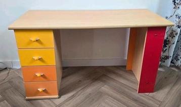 Kleurrijk houten bureau met lades – uniek design! beschikbaar voor biedingen