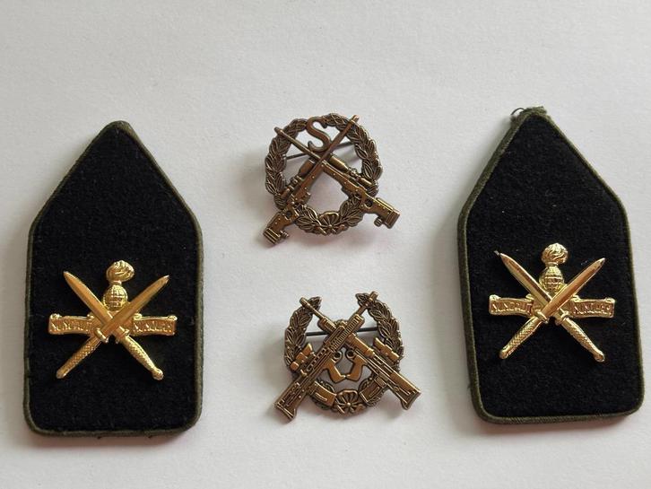 KCT kraag emblemen DT met Sniper en scherpschutter speld, Verzamelen, Militaria | Algemeen, Landmacht, Kleding of Schoenen, Nederland