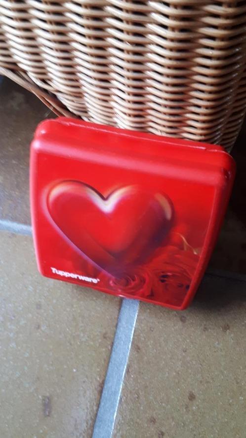 Tupperware broodtrommel kloppend hart, Huis en Inrichting, Keuken | Tupperware, Zo goed als nieuw, Bus of Trommel, Rood, Ophalen of Verzenden