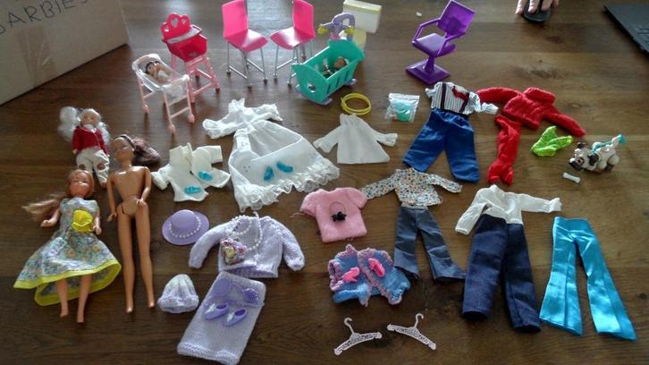 Lot Barbie kleertjes, soort Barbies, en veel accessoires, Kinderen en Baby's, Speelgoed | Poppen, Gebruikt, Barbie, Ophalen of Verzenden