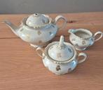 Theeservies met theepot roomstelletje kop schotels wit goud, Ophalen