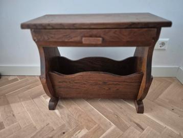 Vintage Krantenbak / Bijzettafel met Lade beschikbaar voor biedingen
