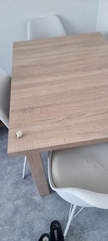 Tafeltje en 4 stoelen bieden beschikbaar voor biedingen