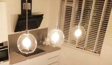 Drie glazen hanglampen