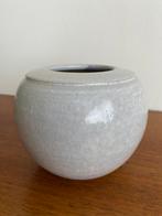 Jan Paasman gesigneerd bolvaasje lichtgrijs keramiek, Ophalen of Verzenden