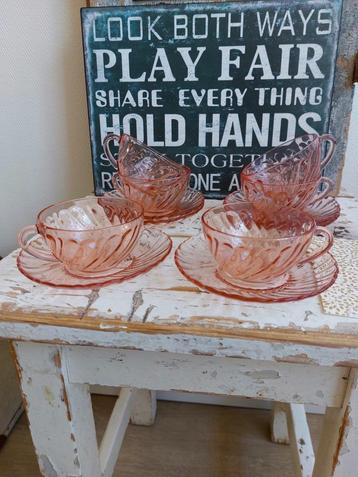 Set van 6 kop en schotels van roze glas beschikbaar voor biedingen