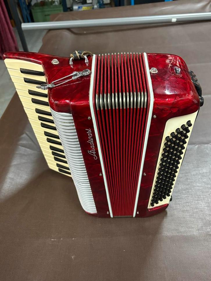 Stradivari Accordiola Toetsaccordeon met Koffer, Muziek en Instrumenten, Accordeons, Gebruikt, Toetsaccordeon, Overige formaten