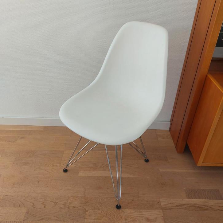 Vitra Eames Stoel - Design Klassieker, Huis en Inrichting, Stoelen, Gebruikt, Eén, Kunststof, Metaal, Wit, Ophalen