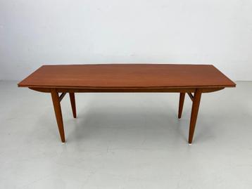 Vintage salontafel beschikbaar voor biedingen