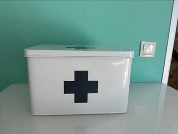 Metalen medicijnbox wit Hema 19,5x20x31,5cm beschikbaar voor biedingen