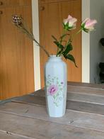 Romantische langwerpige vaas porselein. Wit met rose roosje., Ophalen, Overige kleuren, Aardewerk of Porselein, Zo goed als nieuw