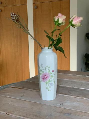 Romantische langwerpige vaas porselein. Wit met rose roosje. beschikbaar voor biedingen