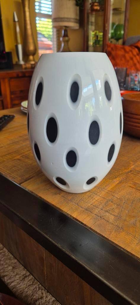 Design vaas wit met zwart donkerpaarse stippen, Antiek en Kunst, Antiek | Vazen, Ophalen of Verzenden