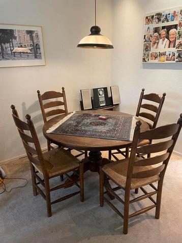 Ronde eiken eettafel met 4 stoelen  beschikbaar voor biedingen